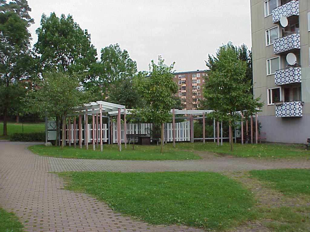 1. Gård mellan punkthus, Rymdtorget i Bergsjön.
