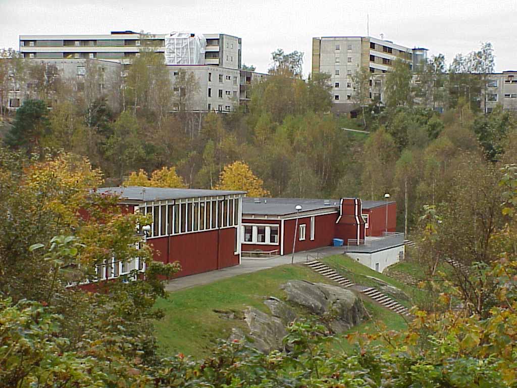 Skolområde i södra Gårdsten med bostadsområde i bakgrunden.