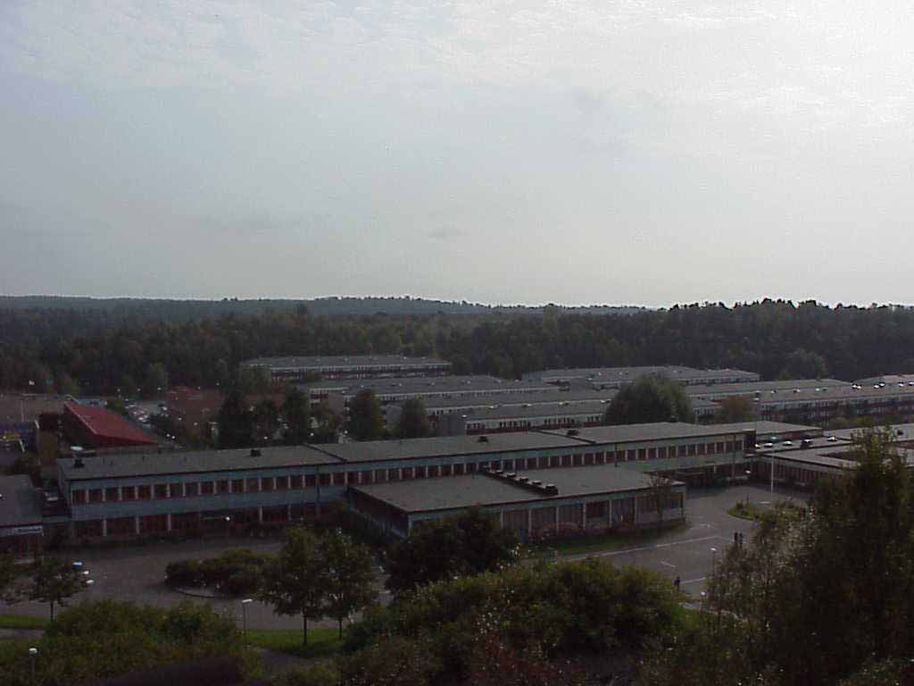 2. Bergsjöskolan fotograferad från höjden vid Rymdtorget.