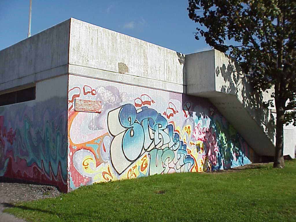 Graffitikonst på parkeringshusets fasad.