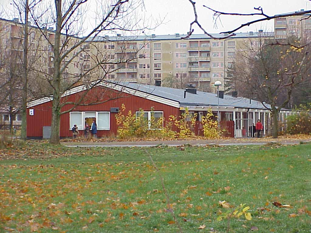 En av flera byggnader tillhörande Centrumskolan i anslutning till Rannebergens centrumanläggning.