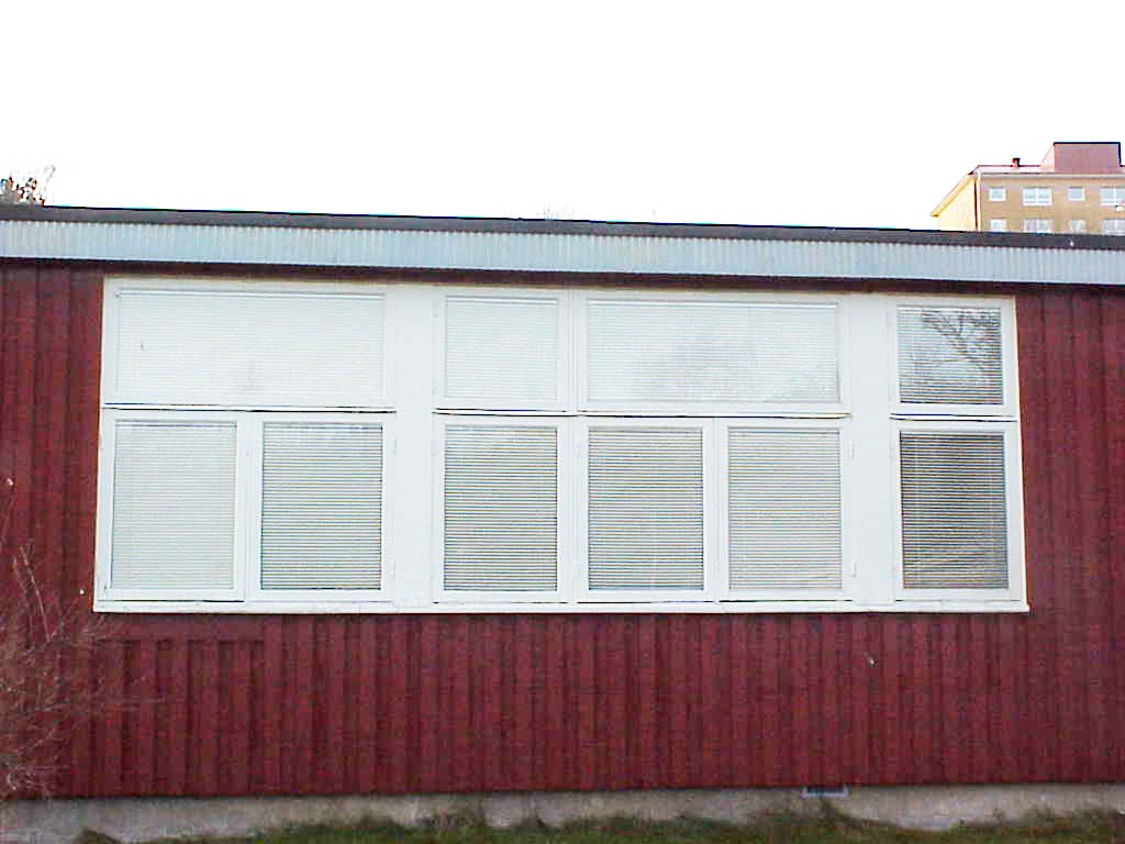 Fönstren är ursprungliga och har en ovanlig utformning med både liggande och stående lufter i olika breda grupperingar.