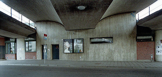 Busshållplats under tunnelbaneperrongen. 