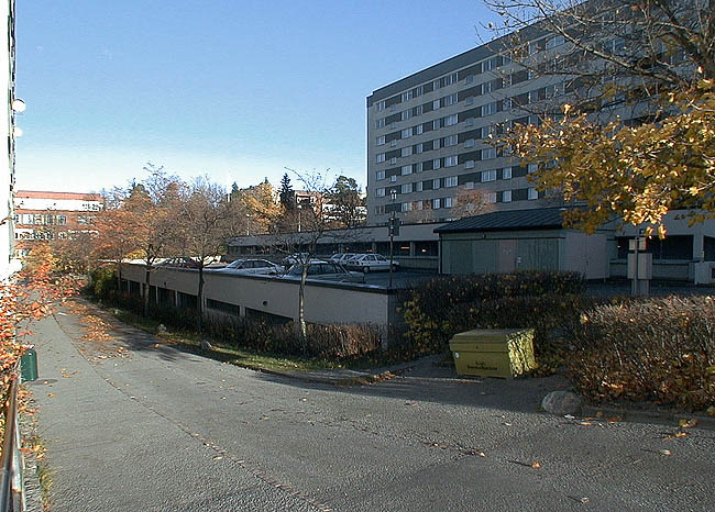 SAK00238 Stockholm, Bredäng, Stora Sällskapet 1, Vita Liljans väg 74-92. 

Så här ter sig gården med parkeringshuset i kvarteret Stora Sällskapet. Foto från sydväst