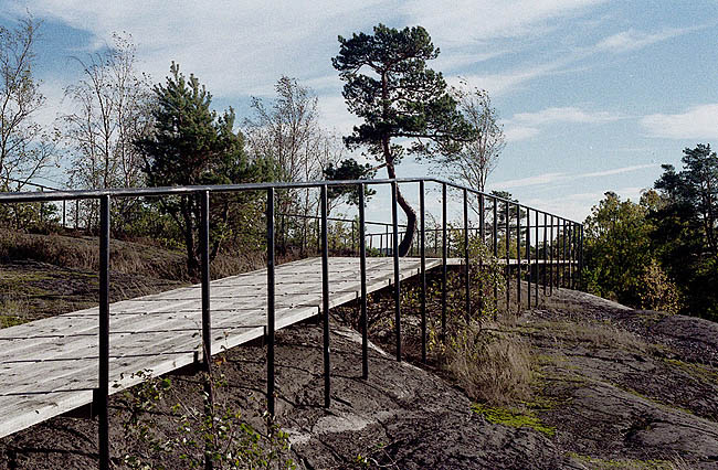 SAK00268_Stockholm, Bredäng, Tempelriddarorden 5, Vita Liljans Väg 53. Promenadspången från väst.