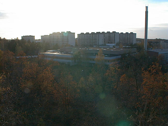 Vy med högdel och lågdel klart urskiljbara. På de plana taken ljusbrunnar med plexiglaskupoler.
SAK00207_ Stockholm, Bredäng, Utile Dulci, Auroragr. 1, från nordost