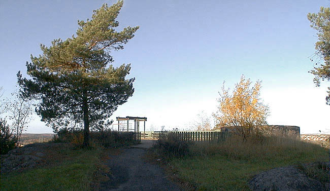 SAK00312
Stockholm, Bredäng, Vårfrugillet 1, Ålgrytebacken. Lekplats och grillplats på bergstoppen. Foto från sydost.