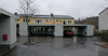 SAK01137 Sthlm, Sätra, Bredsätra 35,34,33, Sätragårdsvägen 39,41,43. Längorna i kvarteret Bredsätra har carport och redskapsbodar på husens framsida. Foto från norr.