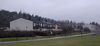 SAK01202 Sthlm, Sätra Finnsätra 23-31, Alsätravägen 20-36. Kvarteret Finnsätra vetter i norr mot grönstråket ned mot Borgmästare Skyttes Park. Till höger syns den inhägnade bollplanen. Foto från ost. 

