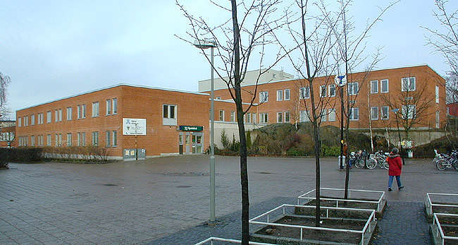 Fasad mot centrumanläggningens östra förplats, entré till apotek. Foto från S. 

SAK01284 Stockholm, Sätra, Högsätra 12, Kungsätravägen 33,35





