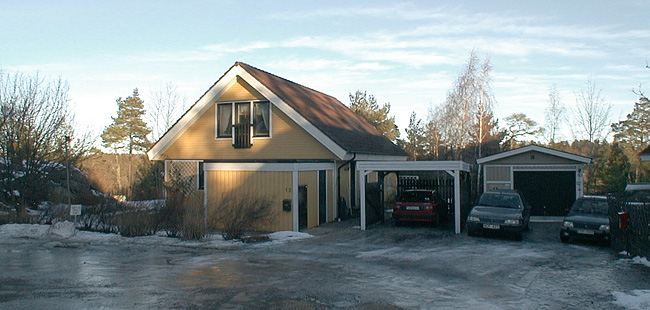 Villa där garaget ersatts med separat förråd och carport. 
SAK02000 Stockholm, Skärholmen, Alholmen 6, Alholmsbacken 12, från sydväst




