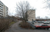 Parkeringsplats på ett överdäckat garage.
SAK02222 Stockholm, Skärholmen, Brantholmen 2, Brantholmsgränd 6-36 från väst 




