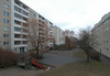 Gårdsrummet mellan husen har planats ut och rymmer lekplatser och sittplatser. 

SAK02228 Stockholm, Skärholmen, Brantholmen 1, 2, Brantholmsgränd 6-70 från väst



