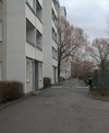 Entrépartierna ligger under balkongraderna som har sidoväggar av betongelement. 

SAK02233 Stockholm, Skärholmen, Brantholmen 1, Brantholmsgränd 40-70, från väst

