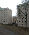Skivhusens baksida.

SAK02236 Stockholm, Skärholmen, Brantholmen 1, Brantholmsgränd 40-70 från nordväst

