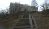 Bebyggelsen i kvarteret Falkholmen ligger uppe på höjden.

SAK02237 Stockholm, Skärholmen, Falkholmen 1,Falkholmsgränd 27-37, från sydost

