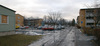 Parkering i områdets östvästliga mittaxel. 

SAK02055_Stockholm, Skärholmen Högholmen, Idholmsvägen 46-122 från väst
