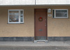 Loftgångsfasad. Entré till lägenhet i markplan med dörr i teak. 

SAK02079_ Stockholm, Skärholmen Idholmen, Idholmsvägen 122-158 från norr