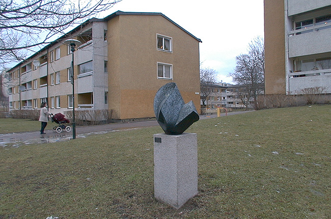 "Evig kretsgång" bronsskulptur av Stefan Thorén. 

SAK02081_ Stockholm, Skärholmen Idholmen, Idholmsvägen 122-158 från sydväst