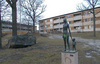 "Ung mor" bronsskulptur av Gunnar Nilsson. 

SAK02088_Stockholm, Skärholmen Högholmen, Idholmsvägen 46-122 från sydost