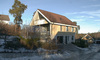 Villa med markant suterrängvåning.

SAK02008 Stockholm, Skärholmen, Enholmen 4, Alholmsbacken 3, från syd
