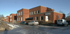 Den västra klassrumsbyggnaden, gatufasaden. Lågdel i söder. 

SAK02034 Stockholm, Skärholmen, Falkholmen 3, Stångholmsbacken 91-95, från sydväst (hus 1)
