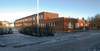 Den östra klassrumsbyggnaden. Lågdel i söder. 

SAK02030 Stockholm, Skärholmen, Falkholmen 3, Stångholmsbacken 91-95, från sydsydväst (hus 9,2)