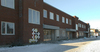 Östra klassrumsbyggnaden. Entréer och utskjutande trapphus. 

SAK02330 Stockholm, Skärholmen, Falkholmen 3, Stångholmsbacken 91-95, från sydost (hus 9)