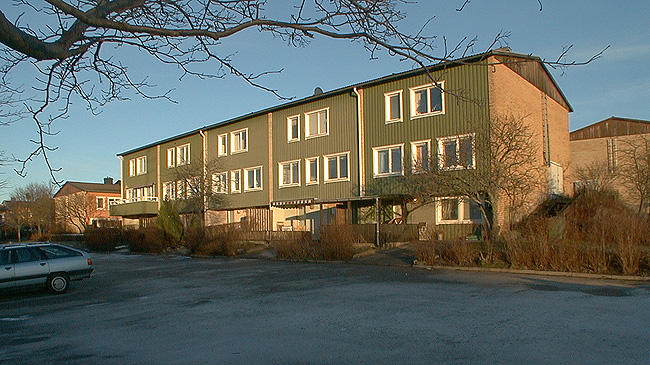 SAK02146 

Sthlm, Skärholmen, Furuholmen 55-121, Varpholmsgränd 5-83, Länga med garage i suterrängvåningen. En av enheterna har balkong.
