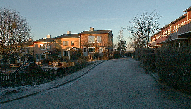SAK02148 

Sthlm, Skärholmen, Furuholmen 55-121, Varpholmsgränd 5-83, Stigande länga med entrésidan mot innergård. I längan till höger har alla balkong
