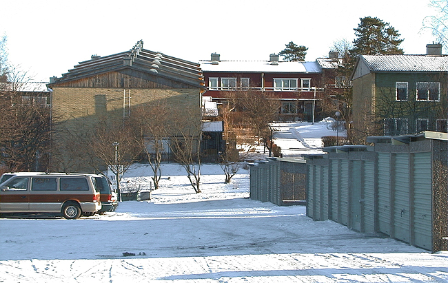 SAK02311 

Sthlm, Skärholmen, Furuholmen 3-202, Bullerholmsgränd 1-137, Högholmsgränd 2-56, Varpholmsgränd 5-83, Både bostadslängor och garagelängor är anpassade till terrängen.