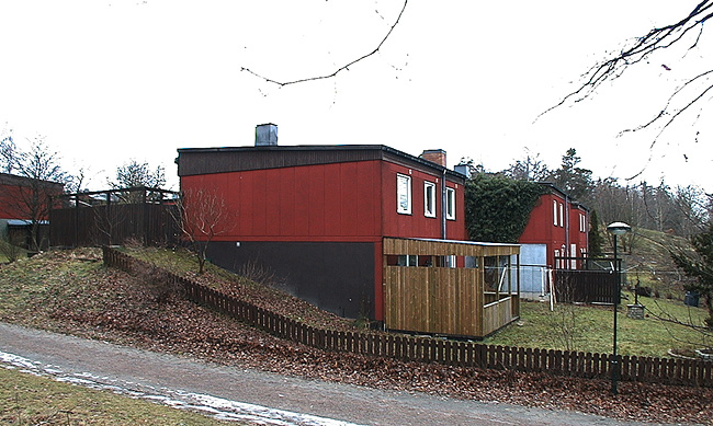 SAK02155 

Stockholm, Skärholmen, Stävholmen 8, Gårdssida av fristående villa i en våning med suterräng.