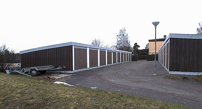 SAK02178 

Stockholm, Skärholmen, Korsholmen 62, I radhuskvarteren finns garagelängor.