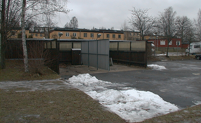 SAK02185 
Stockholm, Skärholmen, Korsholmen 62, ga:1, I radhuskvarteren finns biltvättsplatser.