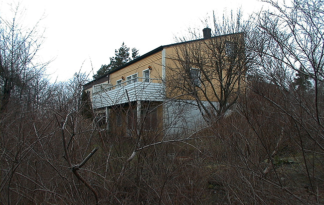 SAK02218 

Stockholm, Skärholmen, Tallholmen 5, Gavelradhus i en våning med inredd vind och suterräng.