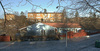 SAK02262 Stockholm, Skärholmen, Krokholmen 1, Falkholmsgränd 40, från från syd. Framför huset syns de röda redskapsbodarna.