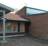 SAK02102 Sthlm, Skärholmen, Västerholmen 1, Vårbergsvägen 41,43, från nordost.

Sammanfogningen av södra längan och gymnastikbyggnaden.
