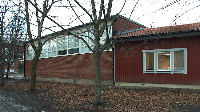 SAK02104 Sthlm, Skärholmen, Västerholmen 1, Vårbergsvägen 41,43, från sydost. 

Gymnastikbyggnaden och del av södra längan