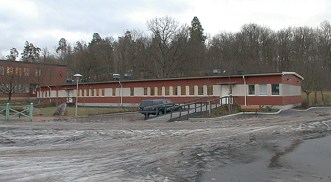 SAK02125 Stockholm, Skärholmen, Österholmen 1, Ekholmsvägen 41-43, från nordväst.

Södra längans norra fasad.