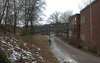 SAK02136 Stockholm, Skärholmen, Österholmen 1, Ekholmsvägen 41-43, från ost.

 Annexets södra gavel med ramp till övervåningen.