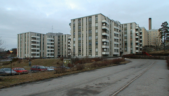 Vy från sydost. 

SAK03861 Sthlm, Vårberg, Örnholmen 1-3, Fjärdholmsgränd 7-11(udda nr) från sydost