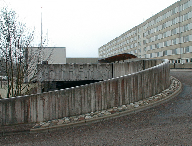 Ramp vid vändplatsen framför huvudentrén. 

SAK03738 Sthlm, Vårberg, Svanholmen 1, Vårbergsvägen 63, från nord