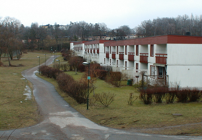 SAK03733 Sthlm, Vårberg, Rävholmen 1-55, Lammholmsbacken, från väst

Norra längan vetter ut mot en stor öppen äng.
