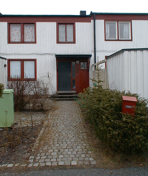 SAK03722 Sthlm, Vårberg, Rävholmen 1-55, Lammholmsbacken, från väst

Entrésida.

