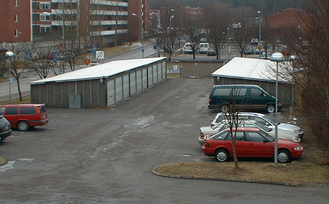 SAK03726 Sthlm, Vårberg, Rävholmen 1-55, Lammholmsbacken, från ost

I områdets sydvästra hörn finns två garagelängor och en nätstation.


