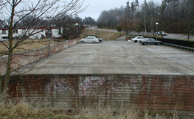 SAK03727 Sthlm, Vårberg, Rävholmen 1-55, Lammholmsbacken, från väst

Parkeringsdäcket som utgör tak till parkeringshuset.



