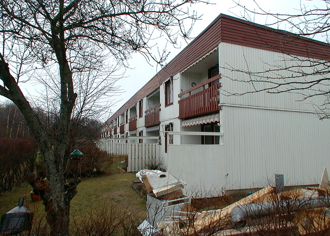 SAK03732 Sthlm, Vårberg, Rävholmen 1-55, Lammholmsbacken, från sydsydväst

Bakgårdarna skiljs av med korta vita plank.






