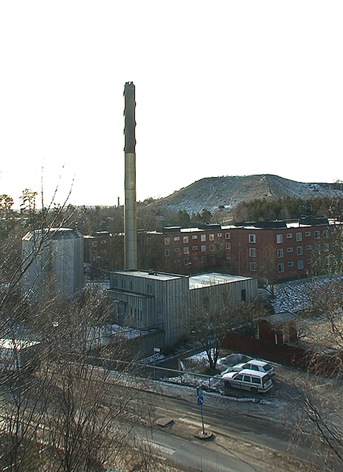 SAK03507 Sthlm, Vårberg, Kummelholmen 2, Vårholmsbackarna 120, från nord ost. 

Vy över området från nordöst. I bakgrunden det angränsande lamellhusområdet 
(kvarteret Kummelholmen 1). Till vänster skymtar den stora oljecisternen. 







