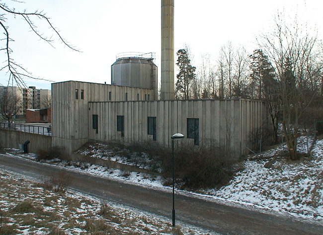 SAK03500 Sthlm, Vårberg, Kummelholmen 2, Vårholmsbackarna 120, från nordväst. Vy över panncentralen från nordväst. 







