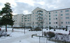 Skärholmen, Granholmen 5, Ekholmsv 250.

På byggnadens östra sida finns en asfalterad gård som gränsar till Ekholmsskolans skolgård. 